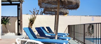 Holiday Home "La Arbolada, Chalet Chiclana" with Private Pool and Wi-Fi