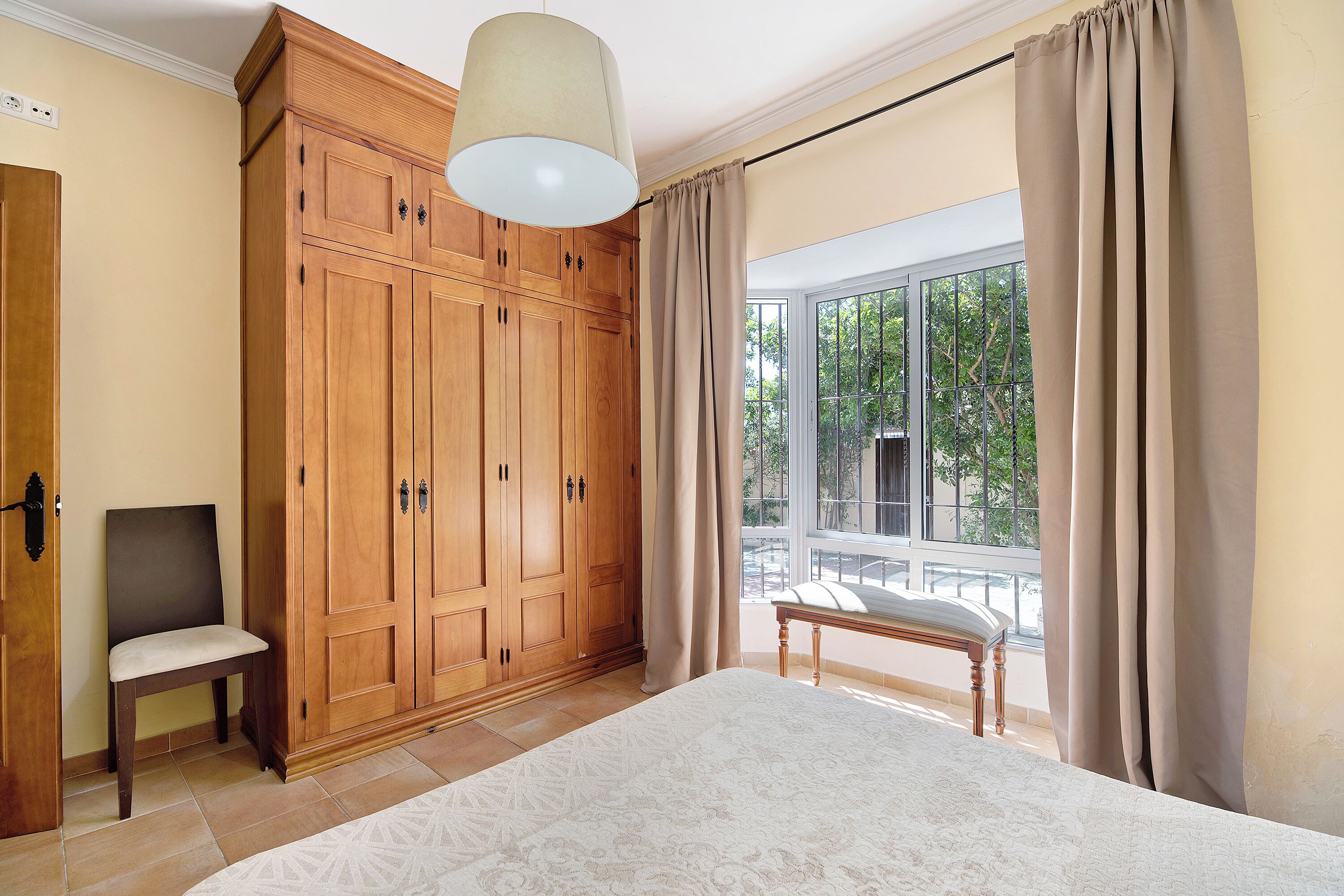 3 slaapkamers, een strijkplank/strijkijzer, gratis wifi, beddengoed