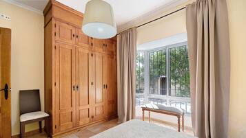3 slaapkamers, een strijkplank/strijkijzer, gratis wifi, beddengoed