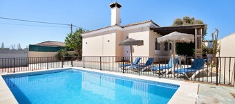 Holiday Home "La Arbolada, Chalet Chiclana" with Private Pool and Wi-Fi