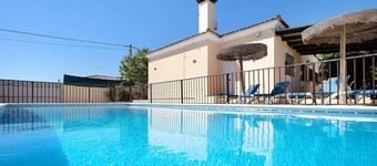 Holiday Home "La Arbolada, Chalet Chiclana" with Private Pool and Wi-Fi