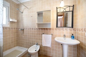 Bathtub, hair dryer, towels