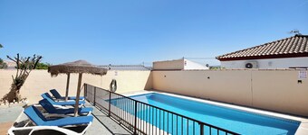 Holiday Home "La Arbolada, Chalet Chiclana" with Private Pool and Wi-Fi