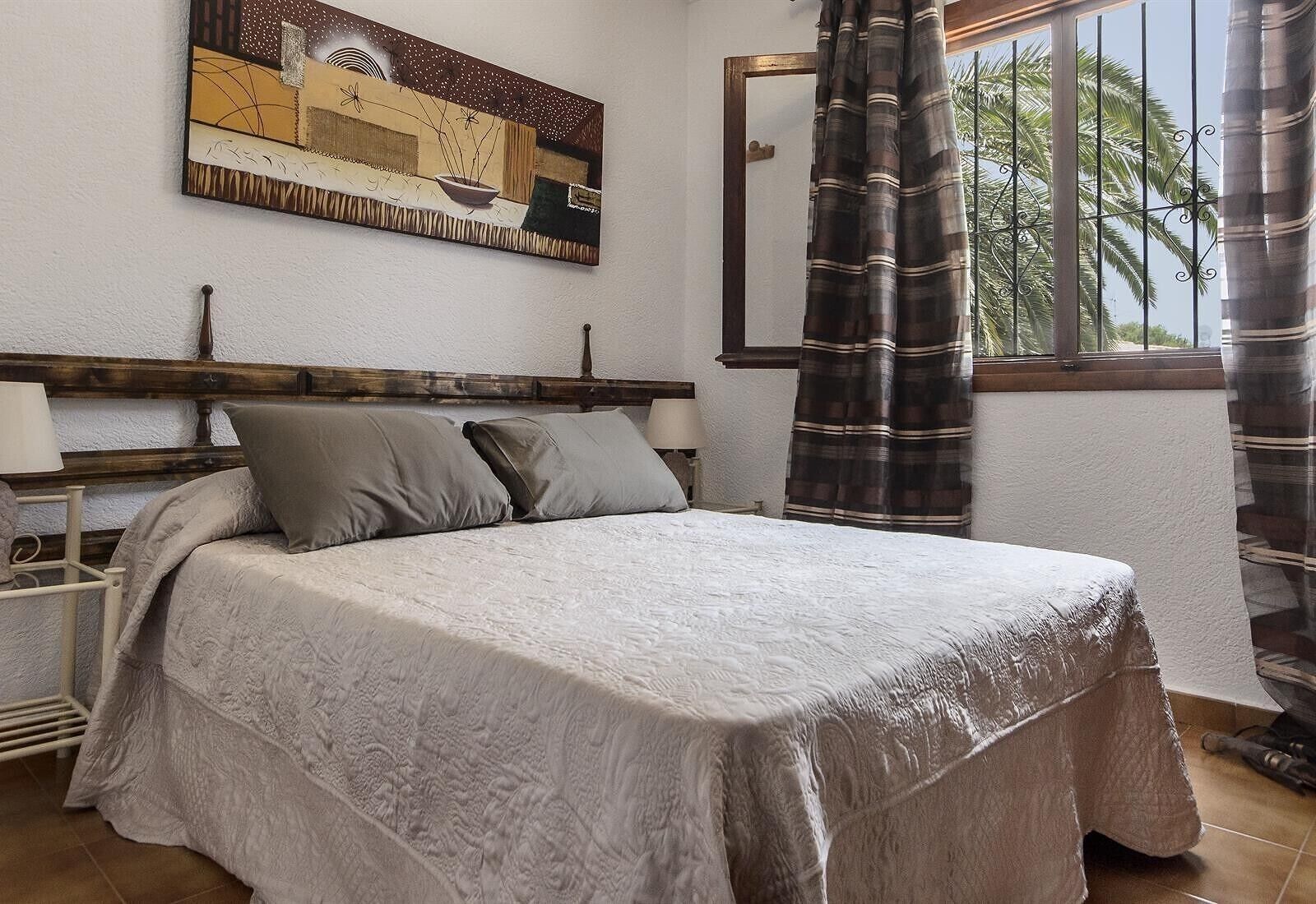 4 makuuhuonetta, silitysrauta/-lauta, ilmainen Wi-Fi, vuodevaatteet