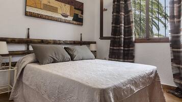 4 makuuhuonetta, silitysrauta/-lauta, ilmainen Wi-Fi, vuodevaatteet