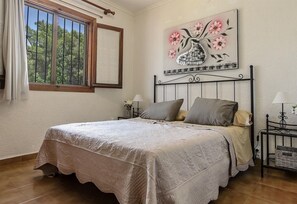 4 bedrooms, iron/ironing board, free WiFi, bed sheets