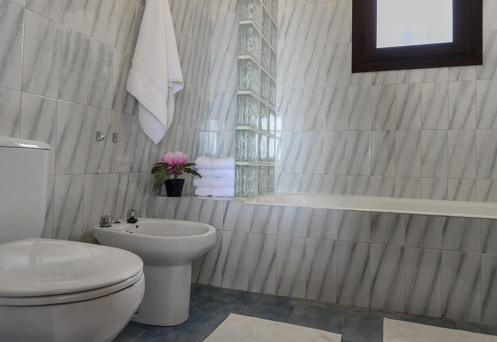 Bañera, secador de pelo, toallas