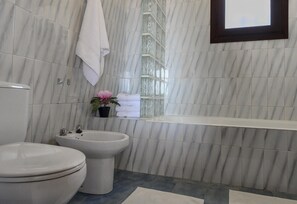 Badekar, hårføner og håndklær