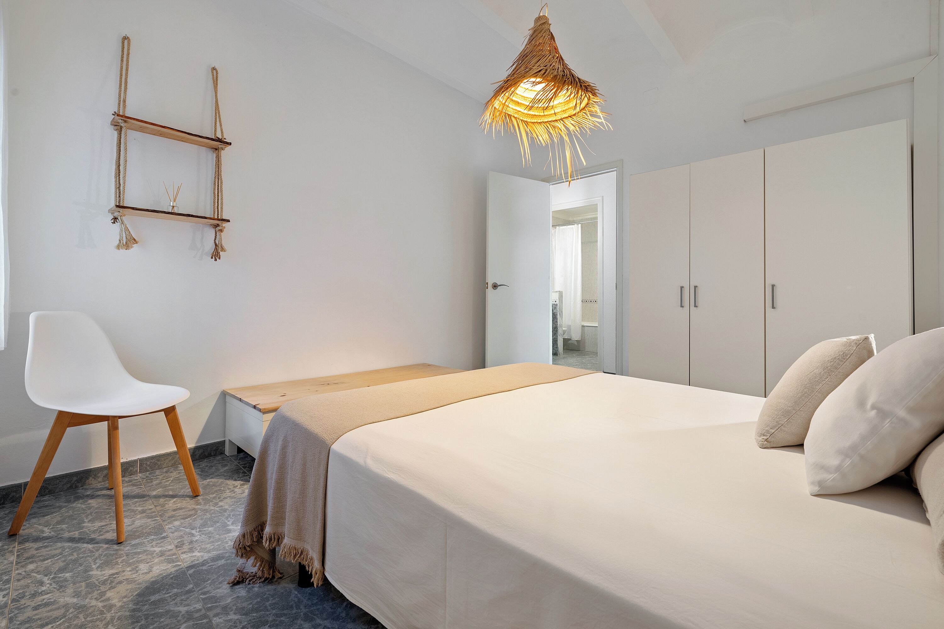 3 slaapkamers, een strijkplank/strijkijzer, gratis wifi, beddengoed