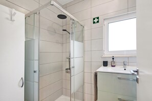 Dusch, hårtork och handdukar