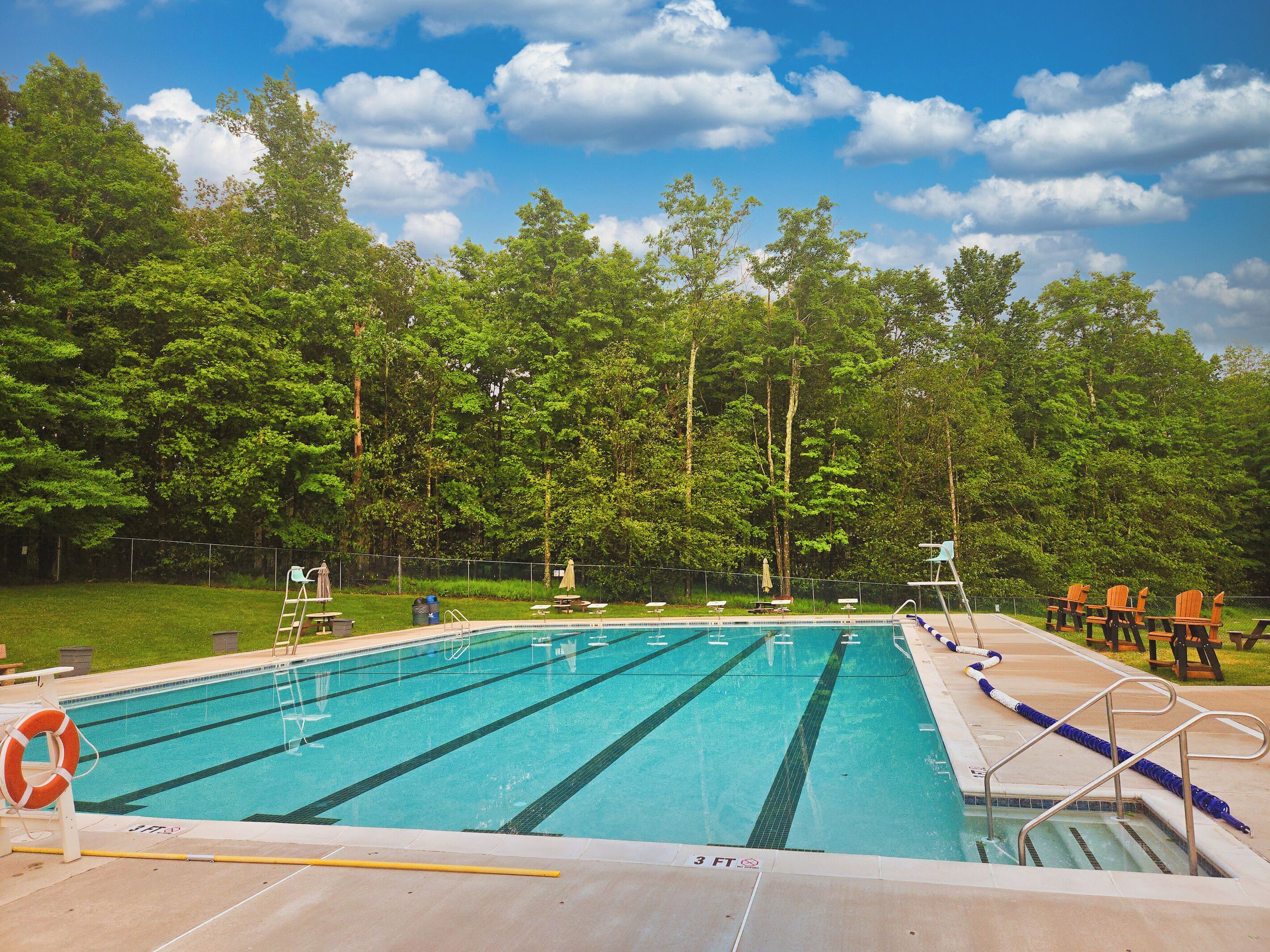 En swimmingpool med baner, en redningskrans og et skilt, der angiver forbud mod dykning, 3 fod.