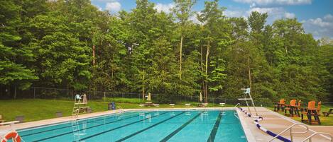 En swimmingpool med baner, en redningskrans og et skilt, der angiver forbud mod dykning, 3 fod.