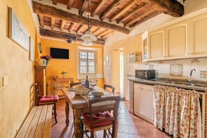 Dining - Holiday Home 'Casa Di Laino' with Private Terrace, Wi-Fi and Air Conditioning (Lucca)