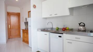 Refrigerador, microondas, placa de cocina, lavavajillas