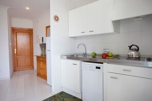 Geladeira, micro-ondas, cooktop, lava-louças