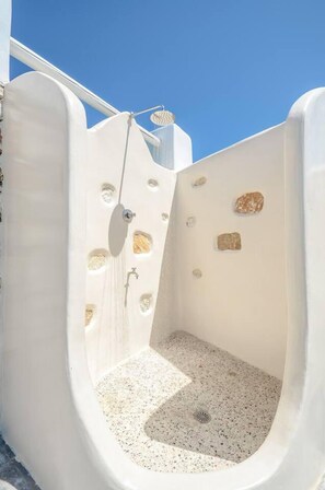 Villa | Badkamer | Een douche, een haardroger, badjassen, pantoffels