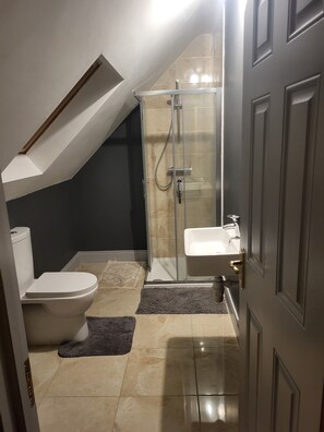 Apartment | Bathroom - Stunning 2-bed Apartment (Kildangan)