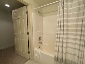 Bathtub - Inns of Whitetail #209 (Mercersburg)