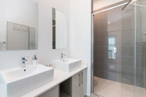 Ducha, secador de pelo, toallas, papel higiénico