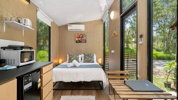 1 bedroom, bed sheets