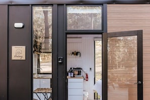 Réfrigérateur, four à micro-ondes, surface de cuisson, cafetière-théière