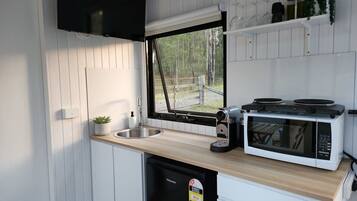 Réfrigérateur, micro-ondes, plaque de cuisson, cafetiÚre/bouilloire