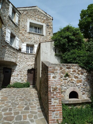 Mas en pierre dans hameau cévenol