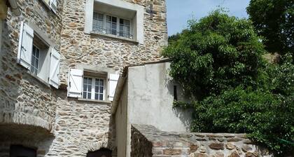 Mas en pierre dans hameau cévenol