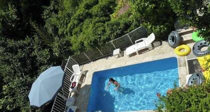 Mas en pierre dans hameau cévenol