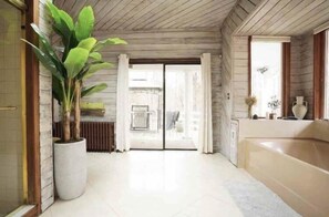 Aromatherapy, hot stone massages, deep-tissue massages, Swedish massages - The 212 Escape (Woodstock)