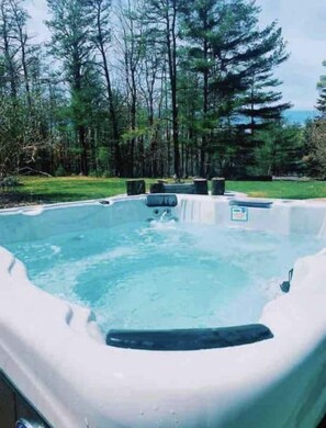 Outdoor spa tub - The 212 Escape (Woodstock)