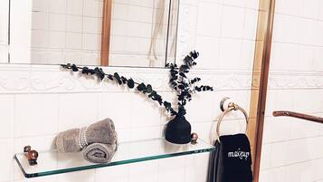 Kelengkapan dandanan diri percuma, pengering rambut, jubah mandi