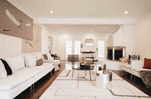 Toys - The 212 Escape (Woodstock)