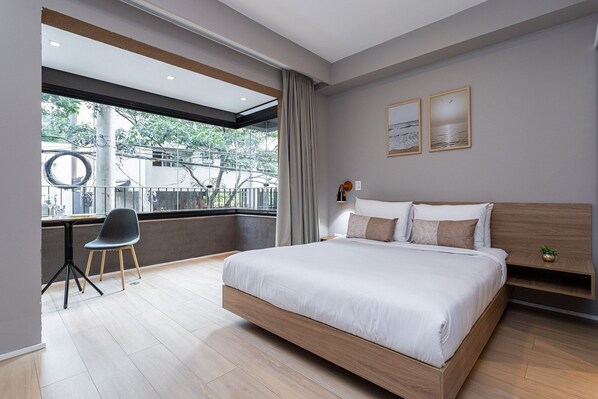 Deluxe Studio | Individually decorated, laptop workspace, iron/ironing board, free WiFi