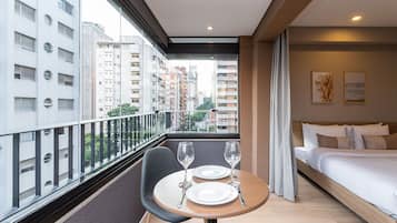 Estúdio elite | Individualmente decorados, espaço de trabalho para notebook