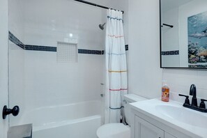 Secadora de cabello, toallas, jabón, shampoo 