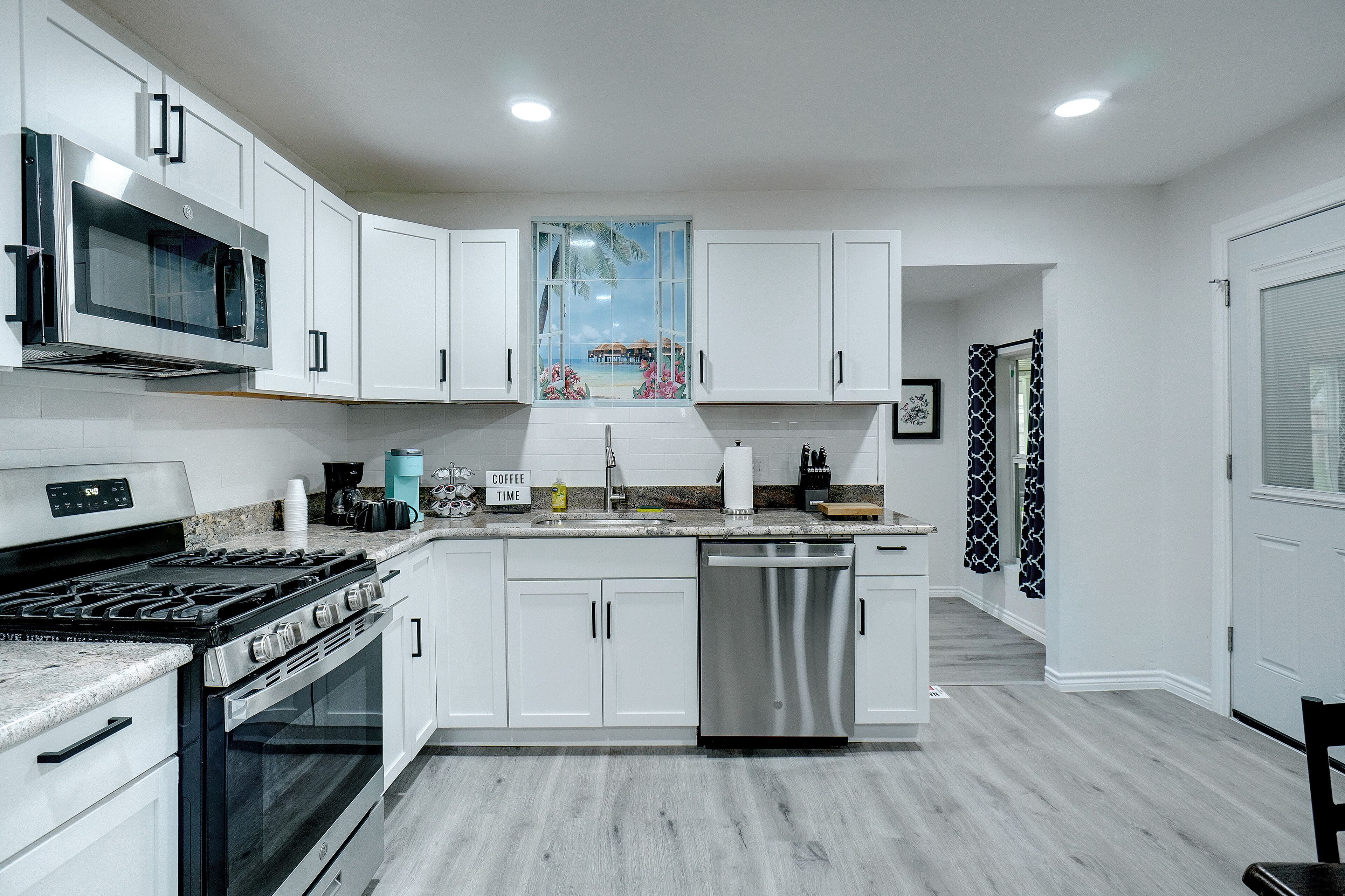 冰箱、微波炉、烤箱、炉灶