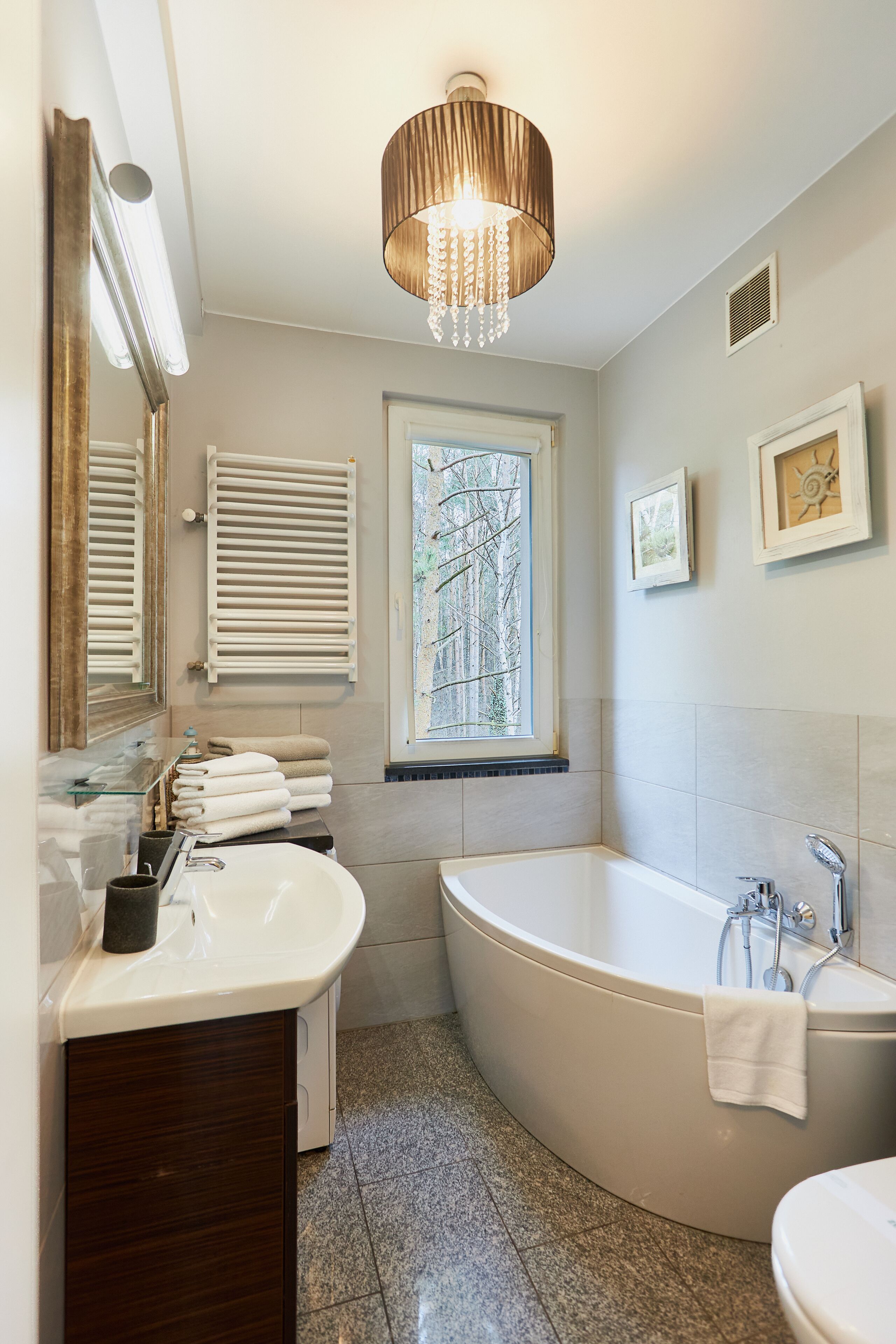 Comfort Apartment | Bathroom | Hair dryer, towels