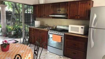 Cookware/dishes/utensils