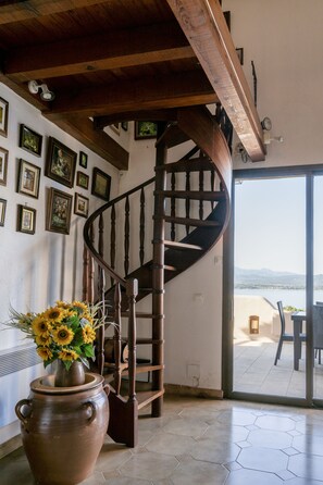 المنشأة من الداخل