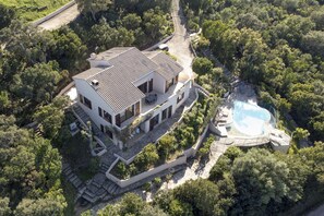 المنشأة من الخارج