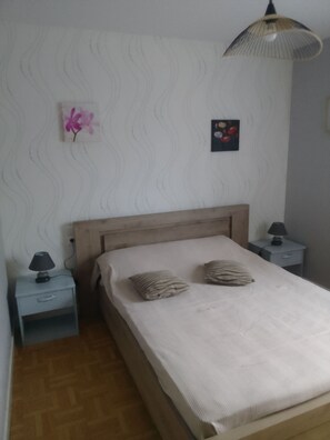 2 chambres, fer et planche à repasser, lit de bébé portatif