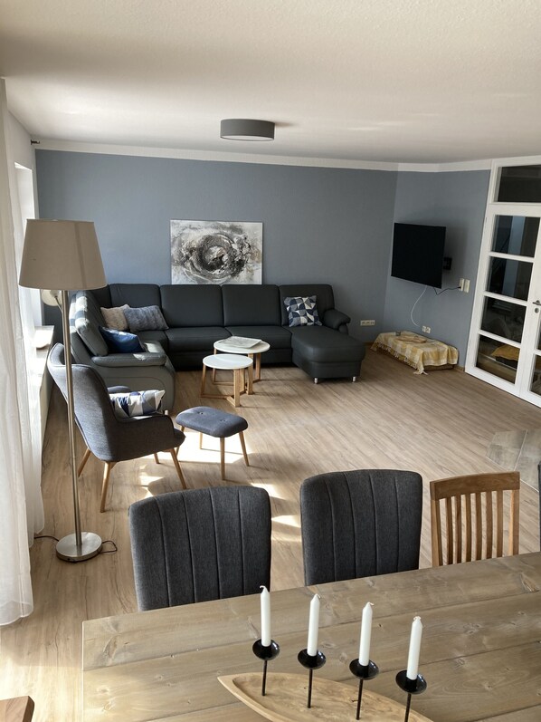 Smart TV, lareira, pebolim, mesa de pingue-pongue