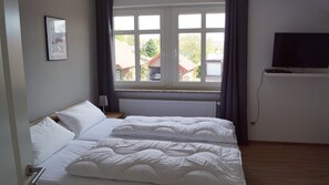 7 quartos, ferros/tábuas de passar roupa, berço de viagem