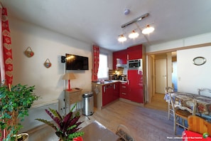Apartamento superior (4 guests) | Área de estar | TV de tela plana 80 cm com canais digitais