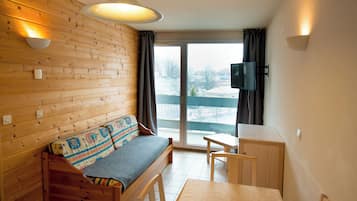 Comfort appartement (4 guests) | Woonruimte | Een 80-cm flatscreentelevisie met digitale zenders