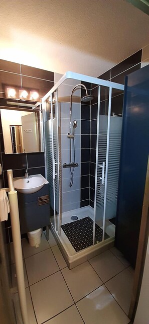 Apartamento superior (2 guests) | Baño | Secador de pelo