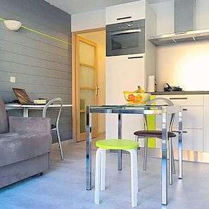Superior Apartment (2 guests) | Private kitchenette | Fridge, microwave, stovetop, electric kettle - Terres de France - Résidence Les Silènes (Allevard)
