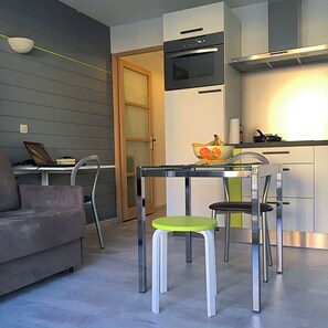 Departamento superior (2 guests) | Área de sala de estar | Televisión de pantalla plana de 80 cm con canales digitales 