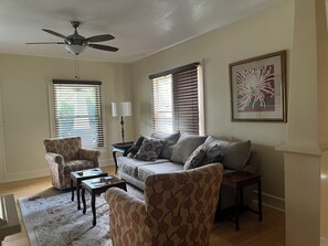 TV connectée, livres, écrans d'ordinateur